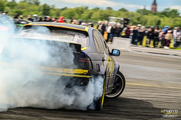 Rear view of the BMW E46 in a cloud of tyre smoke